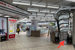 名古屋駅エスカ地下街店 アクセス 6:「ビックカメラ」からはこちらのエスカレーターを下りたらすぐ左です。