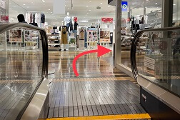 なんばマルイ店 アクセス 5:6Fまで上がると【GU】がございます。右へお進みください。