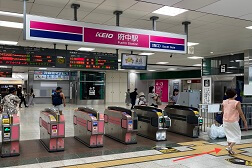 府中くるる店 アクセス 1:京王線府中駅南口改札口よりご案内します。矢印の方へお進みください。
