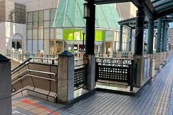 府中くるる店 アクセス 3:外に出るとすぐ左側に階段がございますので下にお降り下さい。