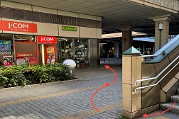 府中くるる店 アクセス 4:階段を降りて右側へ回り、すぐ左にお曲がりください。