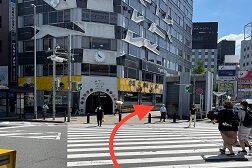 名古屋 金山駅前店 アクセス 3:横断歩道がございますので渡って矢印の方へお進み下さい。