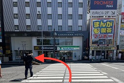 名古屋 金山駅前店 アクセス 4:少し進むとまた横断歩道がありますので渡って左へお進み下さい。