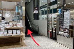 なんばマルイ店 アクセス 4:中へ進むとすぐにエスカレーターがございます。6Fまでお上がり下さい。