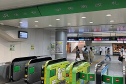 横浜ポルタ店(東口) アクセス 1:JR横浜駅中央南改札口よりご案内します。