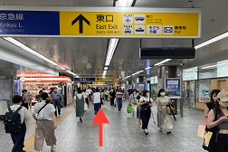 横浜ポルタ店(東口) アクセス 2:東口方面へお進み下さい。