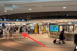 横浜ポルタ店(東口) アクセス 4:階段を降りるとすぐにインフォメーションがございます。矢印の方へお進み下さい。