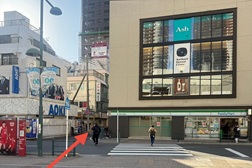 武蔵小杉店 アクセス 2:武蔵小杉駅を背にすると目の前にAOKIとファミリーマートがございます。間の道をお進みください。