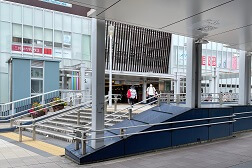 戸塚トツカーナ店 アクセス 2:西口へ出るとすぐに「トツカーナ」がございます。中へお進みください。