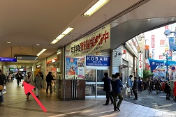 横浜西口店 アクセス 2:左に曲がるとすぐに交番がございます。左側の建物内の道をお進みください。