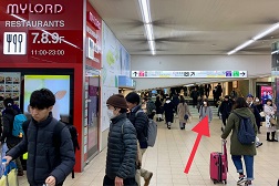 ルミネ新宿店 アクセス 2:そのまま進むと左側に「新宿ミロード」がございます。矢印の方向へお進みください。