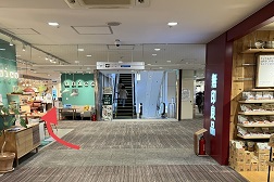ルミネ北千住店 アクセス 5:エスカレーターの横を矢印の方へお進みください。