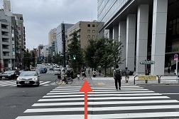 目黒駅前店 アクセス 2:歩道をまっすぐお進みください。