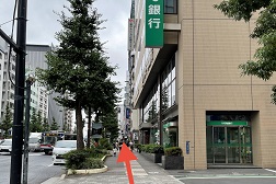 目黒駅前店 アクセス 3:りそな銀行も通り過ぎます。