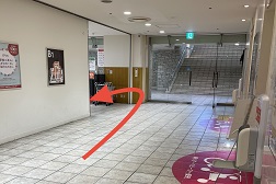 マルイファミリー溝口店 アクセス 4:エレベーターを降りて右へ進み矢印の方へお曲がり下さい。