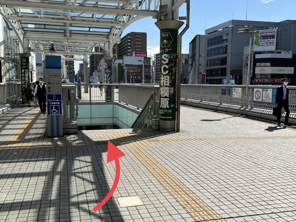 相模原駅前店 アクセス 3:左に曲がりすぐ目の前の階段をお降り下さい。