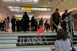 ルミネ新宿店 アクセス 3:少し進むと「ルミネ1」が見えてきます。矢印の方向へお進みください。