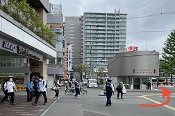 調布駅前店 アクセス 1:調布駅よりご案内します。矢印の方向へお進みください。