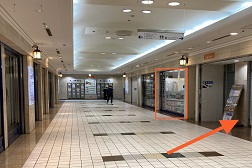 池袋西口地下街店 アクセス 4:赤い枠のところが当店になります。矢印の入口よりお入りください。