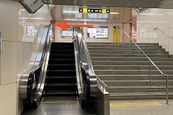 心斎橋OPA店 アクセス 2:そのままお進みいただき、突き当りを左「7番出口」方向へお進みく下さい。