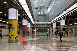 川崎アゼリア店 アクセス 4:エスカレーターを下りたら矢印の方向へ真っ直ぐ突き当たりまでお進み下さい。