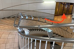 有楽町交通会館店 アクセス 4:階段を降りて矢印の入口よりお入り下さい。