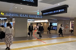 大丸梅田店 アクセス 4:エスカレーターを降りると大丸梅田店の入口がございます。