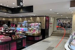 大丸梅田店 アクセス 6:「マダムシンコ」さんの手前を右に入り矢印の方へお進み下さい。