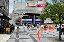 錦糸町駅前店 アクセス 3:外に出て左に進むと「アルカキット錦糸町」がございます。手前を右にお進みください。