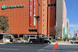 大丸福岡天神店 アクセス 2:振り返ると横断歩道を渡った先に大丸福岡天神店がございます。