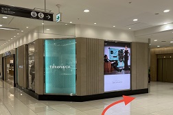 大丸福岡天神店 アクセス 5:少し進むとティファニーがございますので右へお進みください。