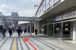 明石駅前店 アクセス 1:明石駅南口よりご案内します。矢印の方へお進み下さい。