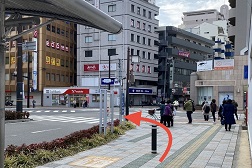 明石駅前店 アクセス 2:少し進むと横断歩道があるのでお渡りください。