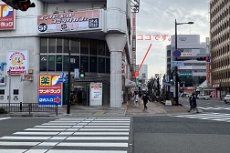 明石駅前店 アクセス 3:横断歩道を渡るとすぐに当店がございます。