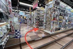 ドン・キホーテ蒲田駅前店 アクセス 5:すぐにスマホケース売場がございます。矢印の通路へお進み下さい。