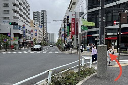 調布駅前店 アクセス 3:調布駅南口交差点です。横断歩道をお渡り下さい。