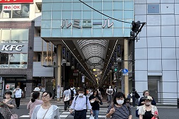 新小岩駅前店 アクセス 3:横断歩道を渡ると【ルミエール商店街】がございます。そのままお進みください。