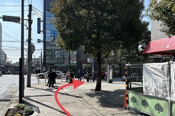 青葉台店 アクセス 3:横断歩道を渡り東急スクエアを左にお進みください。