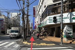 青葉台店 アクセス 4:イオンを通り過ぎるまでまっすぐお進みください。