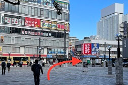 厚木 アミューあつぎ店 アクセス 2:北口駅前の広場より矢印の方へお進みください。