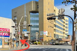 厚木 アミューあつぎ店 アクセス 4:少し進むと「本厚木駅東口」交差点がありますので左にお曲がりください。