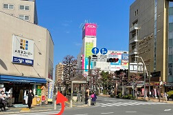 厚木 アミューあつぎ店 アクセス 5:左に曲がると右側に「イオン」が見えてきます。矢印の方へお進みください。