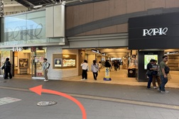 千葉駅前店 アクセス 2:すぐにペリエ千葉の入口があります。そのまま歩道を矢印の方へお進みください。