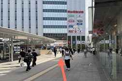 千葉駅前店 アクセス 3:歩道を進むとビックカメラがあります。そのままお進みください。