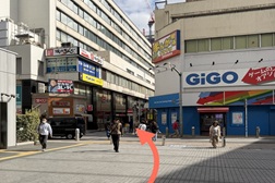 千葉駅前店 アクセス 4:ビックカメラを通り過ぎGIGOの左向かいのビルへ向かいます。
