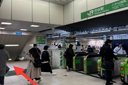 東京メトロ渋谷ハチ公口店 アクセス 5:5.JR渋谷駅ハチ公改札からのご案内です。横の階段を下にお下りください。