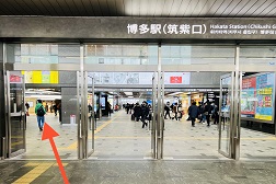 アミュエスト博多店 アクセス 1:博多駅筑紫口よりご案内します。矢印の方へお進み下さい。