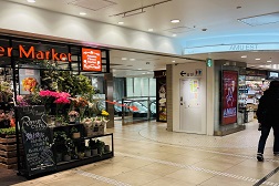 アミュエスト博多店 アクセス 4:少し進むと左側にフラワーショップがあります。目の前のエスカレーターでB1Fへお進み下さい。