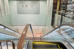 アミュエスト博多店 アクセス 5:エスカレーターを降りた右側に当店がございます。