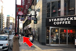 池袋東口店 アクセス 4:スタバと無印良品が見えたらあと少しです。